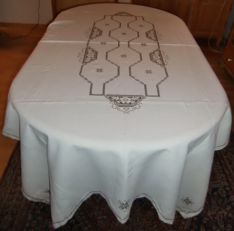 M591M Large embroidred tablecloth